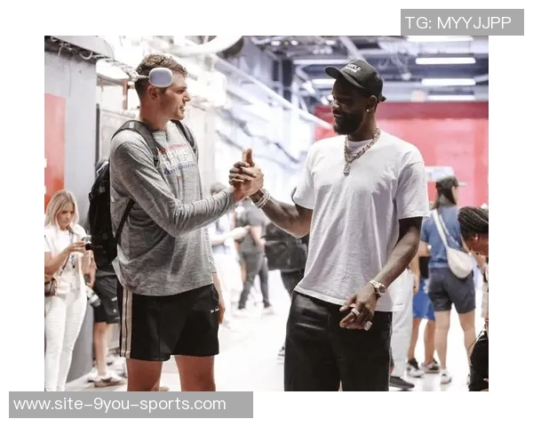 艾顿加盟湖人后将如何影响球队表现布克表示期待未来发展