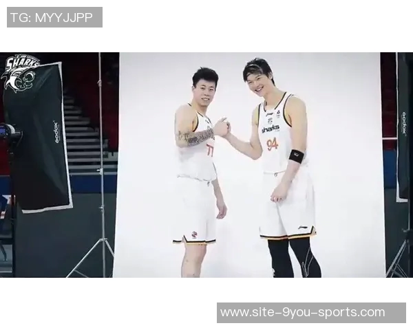 弗格正式加盟上海队新赛季与张镇麟携手再战篮球赛场 弗格正式加盟上海队新赛季与张镇麟携手再战篮球赛场